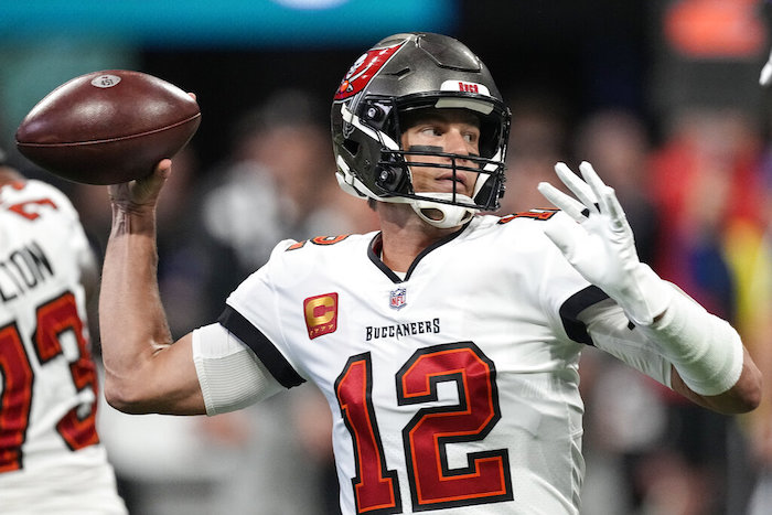 Tom Brady, quarterback de los Buccaneers de Tampa Bay, se prepara para lanzar un pase en el encuentro del domingo 8 de enero de 2023, ante los Falcons de Atlanta.