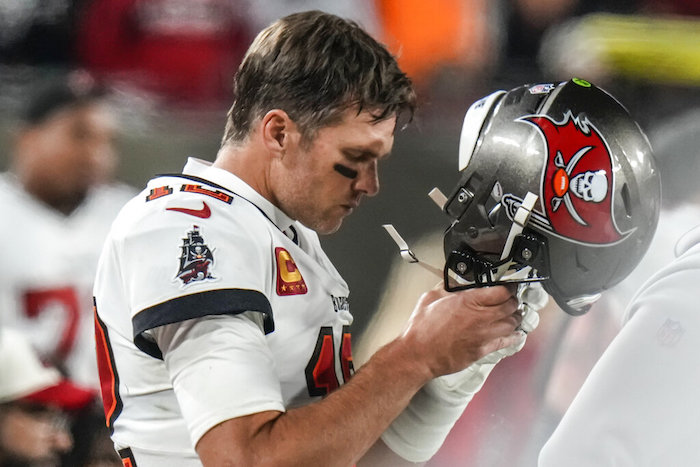 Tom Brady, quarterback de los Buccaneers de Tampa Bay, camina junto al terreno durante el partido de playoffs ante los Cowboys de Dallas, el lunes 16 de enero de 2023.