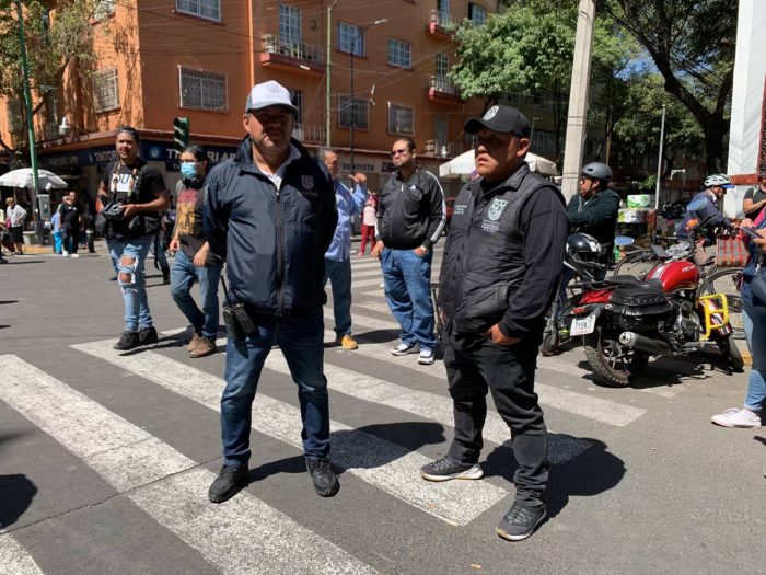 Trabajadores de la Alcaldía Cuauhtémoc, encabezada por Sandra Cuevas, custodiando la zona.