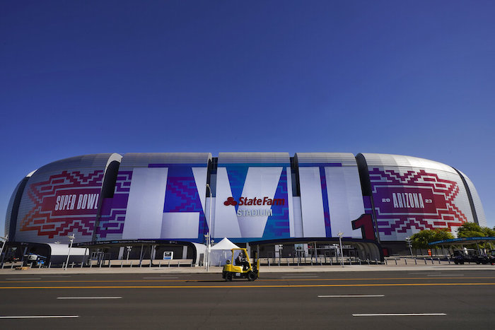 En foto del 2 de febrero del 2023, trabajadores se alistan para el Super Bowl afuera del State Farm Stadium en Glendale, Arizona.