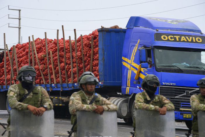 Un camión cargado se desplaza a lo largo de la Carretera Panamericana en el Barrio Chino en las afueras de Ica, Perú, el martes 31 de enero de 2023, un día después de que las fuerzas de seguridad despejaran una barricada intermitente colocada por manifestantes antigubernamentales.