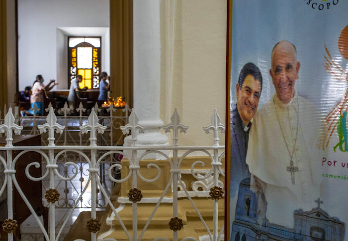 Un cartel con el obispo Rolando Álvarez y el Papa Francisco cuelga dentro de la Catedral en Matagalpa, Nicaragua, el 19 de agosto de 2022. Cinco sacerdotes católicos fueron sentenciados a 10 años de prisión acusados por "conspiración" en Nicaragua, según se informó el lunes 6 de febrero de 2023.