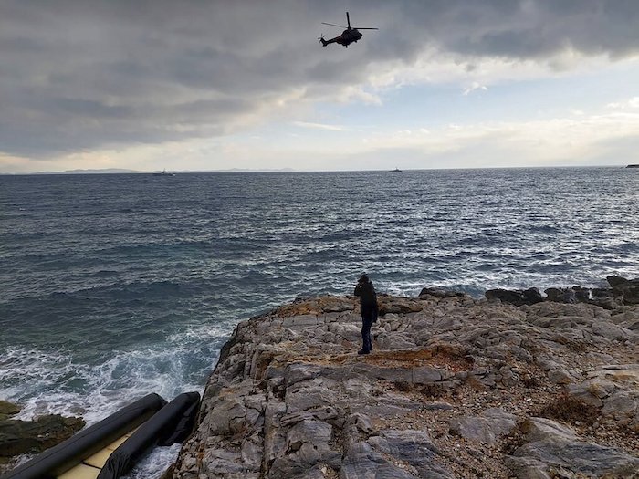 En esta imagen proporcionada por la Guardia Costera de Grecia, un helicóptero sobrevuela el mar Egeo durante un operativo de búsqueda tras un naufragio al este de la isla de Lesbos, Grecia, el 7 de febrero de 2023.