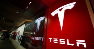 Un letrero con el logotipo de la empresa Tesla luce afuera de una tienda de estos vehículos eléctricos en el centro comercial Cherry Creek, el 9 de febrero de 2019, en Denver, Colorado.