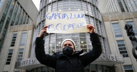 Una manifestante sostiene un letrero afuera de un tribunal federal de Nueva York, el martes 21 de febrero de 2023, momentos antes de que el exsecretario de Seguridad Pública de México, Genaro García Luna, fuera declarado culpable de aceptar sobornos para proteger a los violentos cárteles del narcotráfico a los que debía combatir.