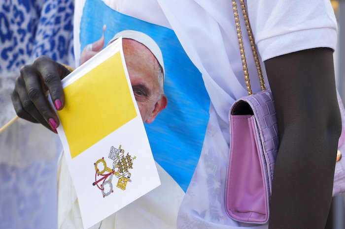 Una mujer sostiene una bandera del Vaticano mientras asiste a una misa celebrada por el Papa Francisco el domingo 5 de febrero de 2023, en Juba, Sudán del Sur.