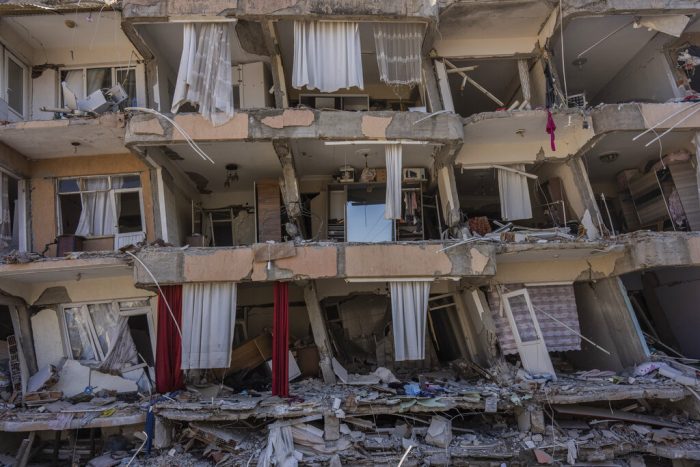 Una vista de un edificio destrozado el miércoles 15 de febrero de 2023, luego de los sismos que sacudieron Antioquía, en el sureste de Turquía.