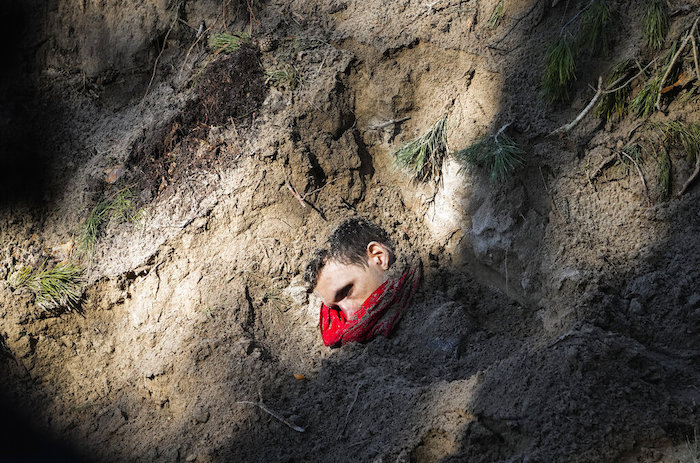 Uno de cuatro cuerpos, incluida la alcaldesa del pueblo y su familia, se ve expuesto en una fosa común en Motyzhyn, cerca de Kiev, Ucrania, el 4 de abril de 2022, después de que las fuerzas rusas fueran expulsadas de la zona por fuerzas ucranianas.