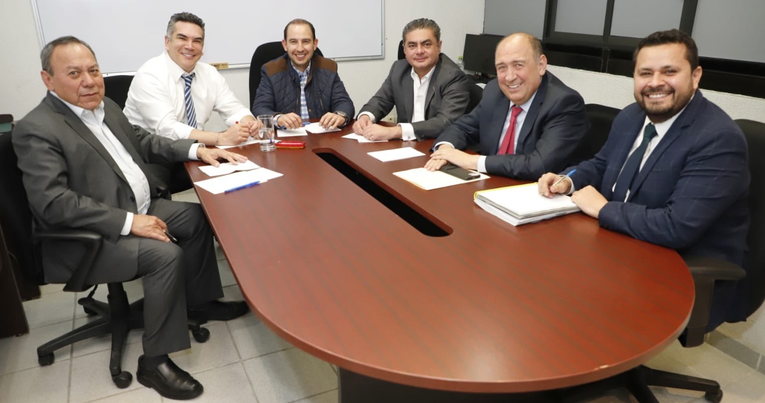 El dirigente nacional del Partido de la Revolución Democrática (PRD), Jesús Zambrano Grijalva, mostró la noche de ayer una foto en la que aparece junto a Marko Cortés Mendoza y Alejandro Moreno Cárdenas, “Alito”, cabezas de Acción Nacional (PAN) y del Revolucionario Institucional (PRI), con un mensaje feliz: “Así lo quiere la gente. ¡Vamos juntos! #VaXMéxico ¡Ganaremos 2023 y 2024!”.