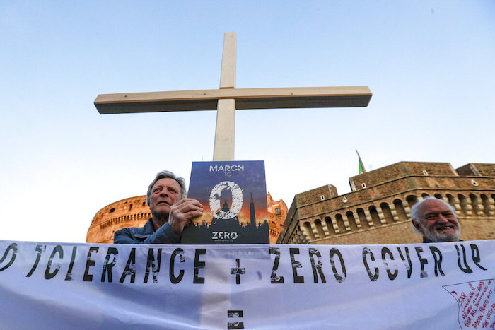 Varias personas se reúnen durante una vigilia crepuscular de oración por las víctimas de abuso sexual cerca del Castillo Sant'Angelo, en Roma, el 21 de febrero de 2019.