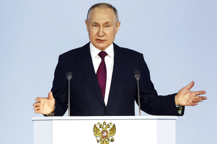 El Presidente de Rusia, Vladímir Putin, hace un gesto durante su discurso anual sobre la nación en Moscú, Rusia, el martes 21 de febrero de 2023.