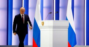 El Presidente de Rusia, Vladímir Putin, llega al estrado para su discurso anual del estado de la nación, en Moscú, Rusia, el 21 de febrero de 2023.