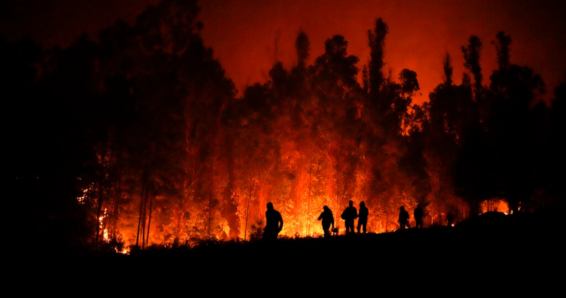 Voluntarios llevan suministros para los bomberos cerca de un incendio forestal en Puren, Chile, el sábado 4 de febrero de 2023.