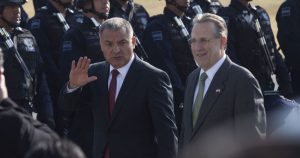 Genaro García Luna, exsecretario de Seguridad Pública en el sexenio de Felipe Calderón junto al exembajador de EU en México. Foto: Cuartoscuro.