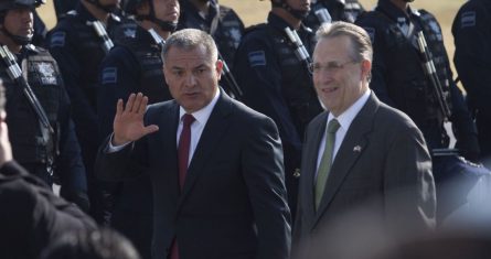 Genaro García Luna, exsecretario de Seguridad Pública en el sexenio de Felipe Calderón junto al exembajador de EU en México. Foto: Cuartoscuro.