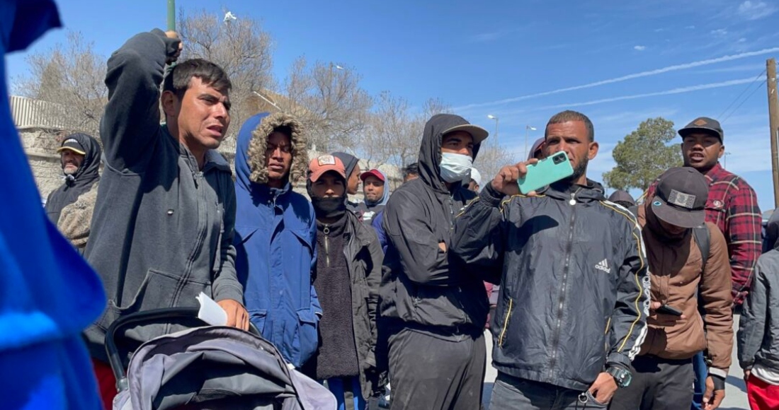 Abel Ortega frente al INM en Ciudad Juárez, donde buscaba a su cuñado, Orlando. El hombre carga con la carriola con la que moviliza a sus hijos.