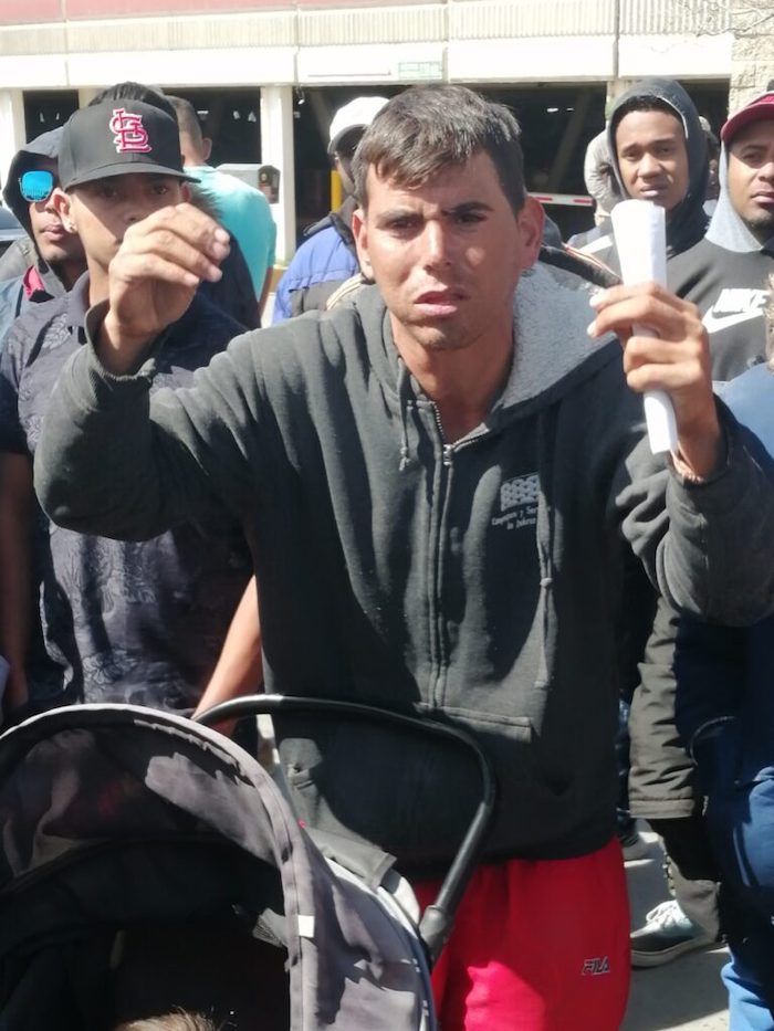 Abel Ortega frente a la estación del INM en Ciudad Juárez.