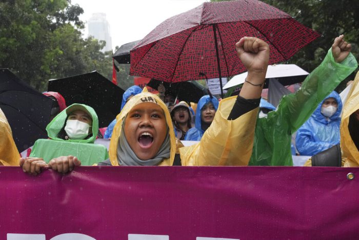 Activistas gritan consignas durante una manifestación por el Día Internacional de la Mujer, en Yakarta, Indonesia, el 8 de marzo de 2023.