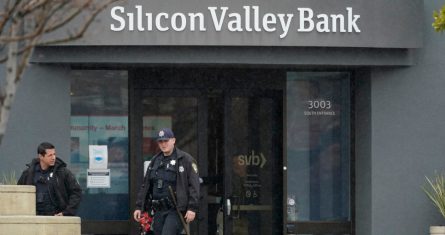 Agentes de la policía salen del banco Silicon Valley, el viernes 10 de marzo de 2023, en Santa Clara, California.