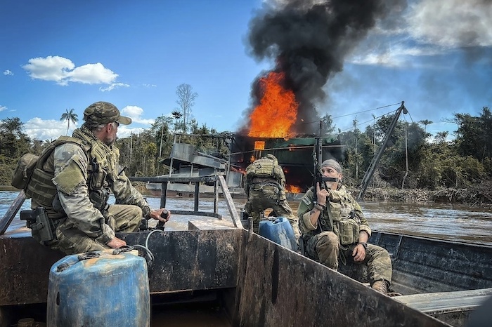 En esta imagen proporcionada por Ibama, la Agencia Brasileña de Protección Medioambiental, agentes federales destruyen una estructura de minería ilegal en el Territorio Indígena Yanomami, en el estado de Roraima, Brasil, el martes 14 de marzo de 2023.