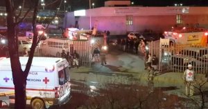 Esta imagen extraída de un video muestra ambulancias y equipos de emergencias ante un centro migratorio en Ciudad Juárez, México, el martes 28 de marzo de 2023. Un incendio en un centro de detención de migrantes en la ciudad fronteriza de Ciudad Juárez, en el norte de México, dejó 39 muertos y 29 heridos, según dijo el martes un funcionario.