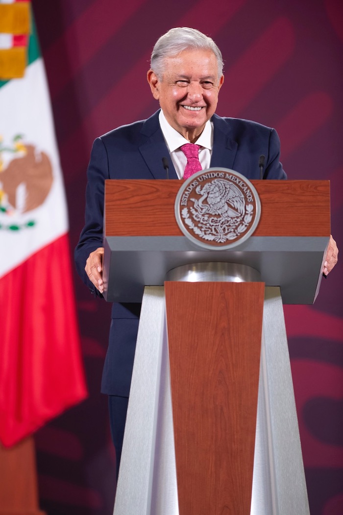 Andrés Manuel López Obrador, Presidente de México, retó la mañana de este miércoles a Felipe Calderón Hinojosa a defender "abiertamente" a Genaro García Luna, quien fue el Secretario de Seguridad Pública en su sexenio, luego de que manifestara que tiene dudas sobre veredicto que se emitió en Estados Unidos, donde un jurado declaró culpable al "súper policía" de tener nexos con el narcotráfico.