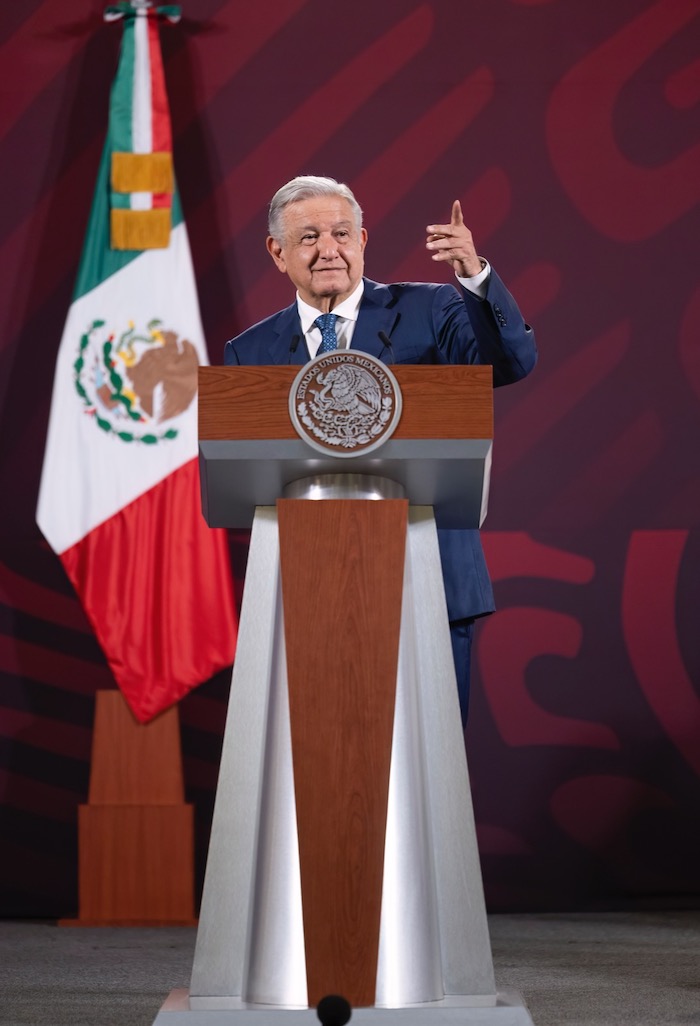 El Presidente Andrés Manuel López Obrador anunció la mañana de este lunes que si se rechaza el Plan B electoral, el cual fue suspendido el viernes pasado por el Ministro Javier Laynez Potisek, ya tiene listo un Plan C: pedir el voto masivo de la gente para mantener a la izquierda en el poder y no detener los cambios en México.