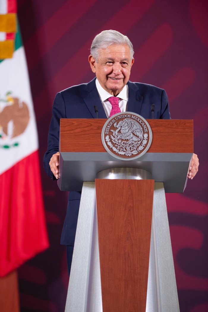 El Presidente Andrés Manuel López Obrador anunció la mañana de este miércoles que pedirá a médicas, médicos, científicas y científicos que analicen la posibilidad de sustituir el fentanilo con fines médicos por otros analgésicos, con el objetivo de prohibir su uso y combatir el tráfico ilegal de este potente opioide sintético que ha causado miles de muertes por sobredosis en Estados Unidos.