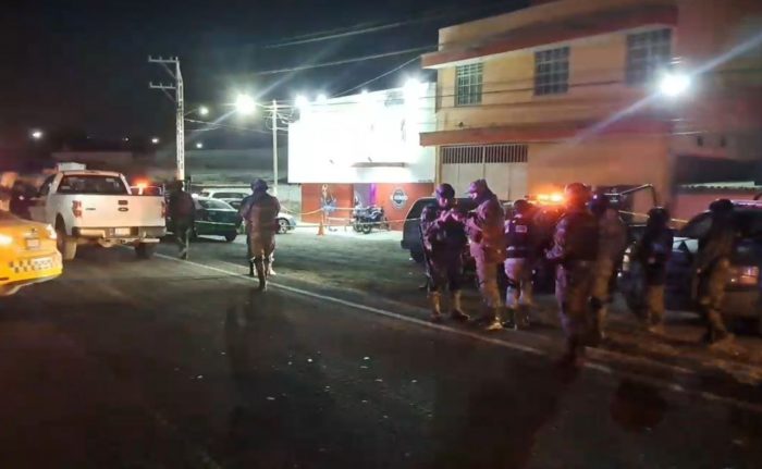 Versiones extraoficiales refieren que al lugar arribó un grupo de hombres armados, quienes irrumpieron y comenzaron a disparar por todo el negocio con armas de diverso calibre.