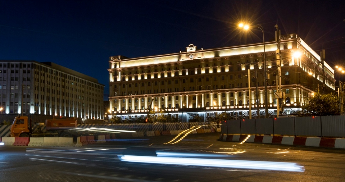 Autos pasan ante el edificio del Servicio Federal de Seguridad en la Plaza Lubyanskaya en Moscú, Rusia, el lunes 24 de julio de 2017.