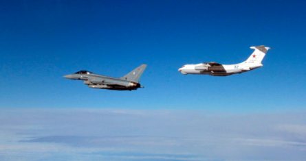 En esta foto distribuida por el Ministerio de Defensa británico, aviones británicos y alemanes van a interceptar un avión ruso que se acerca al espacio aéreo de Estonia, 14 de marzo de 2023.