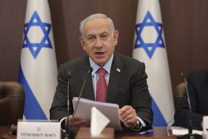 El Primer Ministro israelí, Benjamin Netanyahu, asiste a la reunión semanal del gabinete en la oficina del Primer Ministro en Jerusalén el domingo 19 de marzo de 2023.