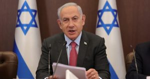 El Primer Ministro israelí, Benjamin Netanyahu, asiste a la reunión semanal del gabinete en la oficina del Primer Ministro en Jerusalén el domingo 19 de marzo de 2023.