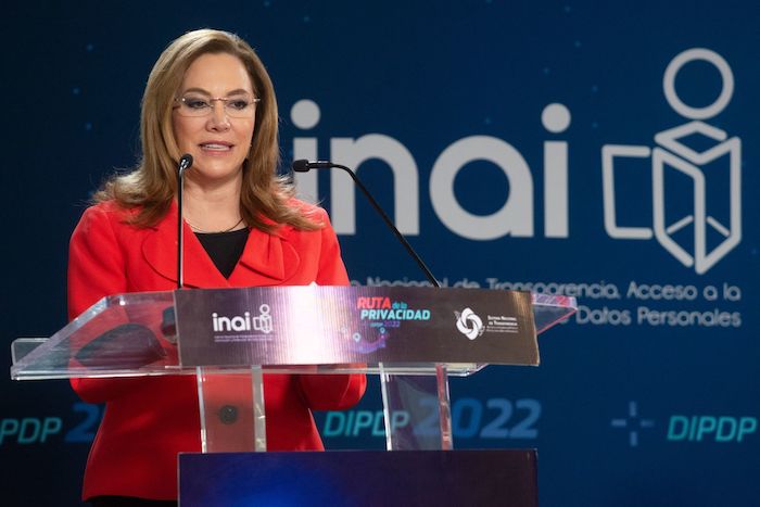 Blanca Lilia Ibarra Cadena, Comisionada presidenta del INAI, durante su participación en el foro “Inteligencia Artificial: perspectivas y prospectivas desde el derecho a la protección de datos personales y la privacidad”. 