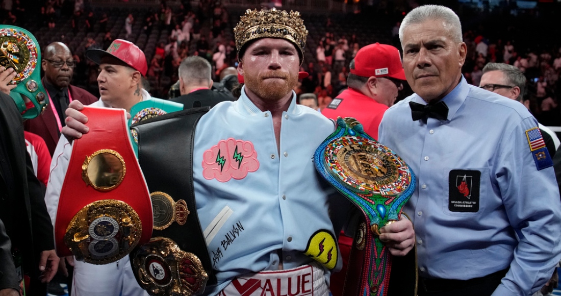 "Canelo" Álvarez festeja tras su victoria ante Gennady Golovkin en la pelea por el título super mediano, el sábado 17 de septiembre de 2022.