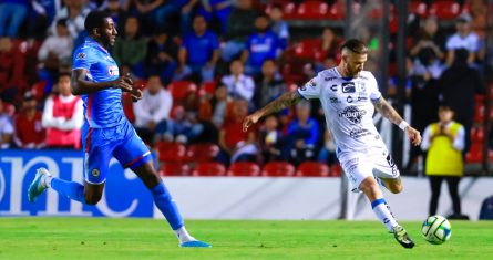 Con un gol del delantero argentino Augusto Lotti sobre el final, Cruz Azul rescató un empate de 2-2 ante el Querétaro el miércoles, en un partido pendiente por la cuarta fecha del Torneo Clausura de México.