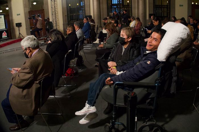 Daniel Robles Haro detalló qué son los tableros de comunicación alternativa y aumentativa, una herramienta que él mismo utiliza para señalar con la mirada y que las palabras se van guardando en una línea de texto que luego se convierte a una voz por medio de una aplicación en su celular.