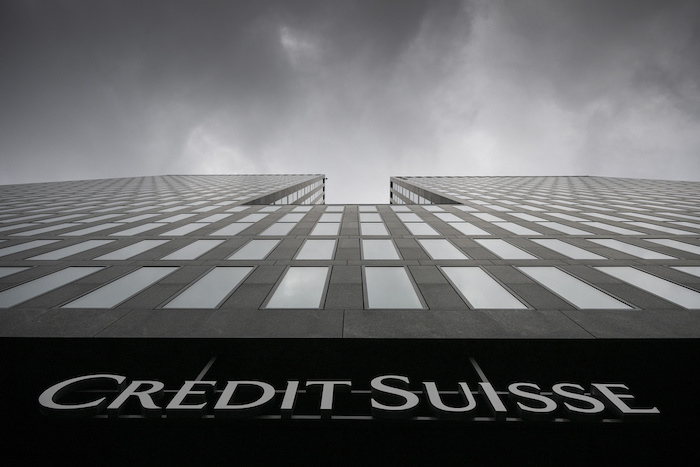 Nubes grises cubren el cielo sobre un edificio del banco Credit Suisse en Zúrich, Suiza, el 21 de febrero de 2022.