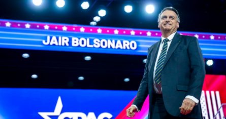 El expresidente brasileño Jair Bolsonaro asiste a una Conferencia Conservadora de Acción Política en el escenario del National Harbor, en Oxin Hill, Maryland, el sábado 4 de marzo de 2023.