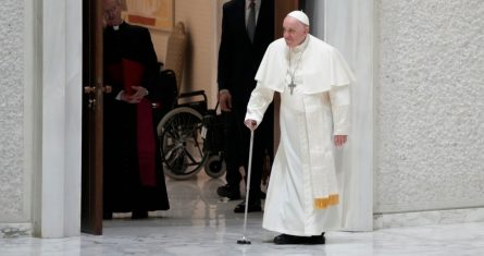 El Papa Francisco arriba a una audiencia con peregrinos de la diócesis de Rho en el Aula Pablo VI, Vaticano, el sábado 25 de marzo de 2023.