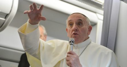 El Papa Francisco gesticula mientras responde a las preguntas de los periodistas durante una conferencia de prensa a bordo del vuelo papal el 29 de julio de 2013.