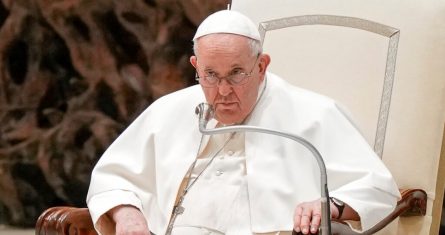 El Papa Francisco habla en la audiencia general semanal en el Aula Pablo VI en el Vaticano, 22 de febrero de 2023.