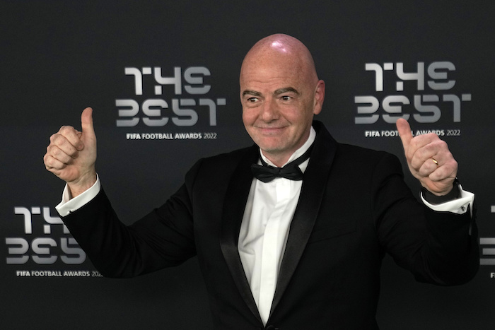 El presidente de la FIFA Gianni Infantino posa previo a la ceremonia de los premios The Best, el lunes 27 de febrero de 2023, en París.