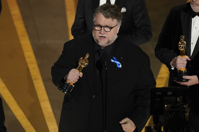 Guillermo del Toro recibe el Óscar a Mejor Largometraje Animado por "Guillermo del Toro's Pinocchio" en los Óscar el domingo 12 de marzo de 2023 en el Teatro Dolby en Los Ángeles.