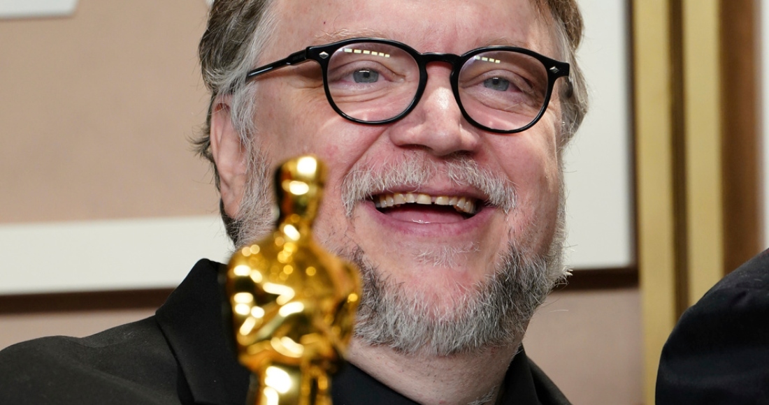 Guillermo del Toro, ganador del premio a Mejor Largometraje Animado por "Guillermo del Toro's Pinocchio", posa en la sala de prensa en los Óscar el domingo 12 de marzo de 2023 en el Teatro Dolby en Los Ángeles.