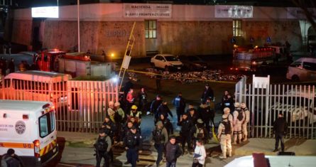 Elementos de cuerpos de emergencia en la estación del INM en Ciudad Juárez la noche del 27 de marzo.