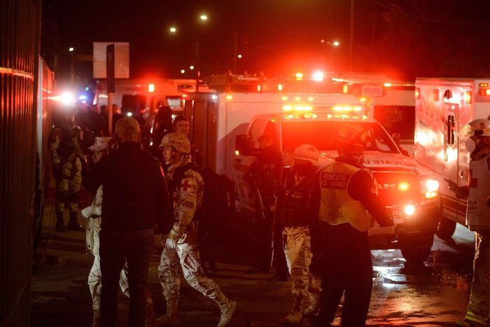 Mientras los bomberos se encargaban de sofocar el fuego en las instalaciones del Instituto y personal de Protección Civil, estatal y municipal, rescataban los cuerpos de los migrantes fallecidos, paramédicos de distintas corporaciones trasladaban a los lesionados a recibir atención médica.