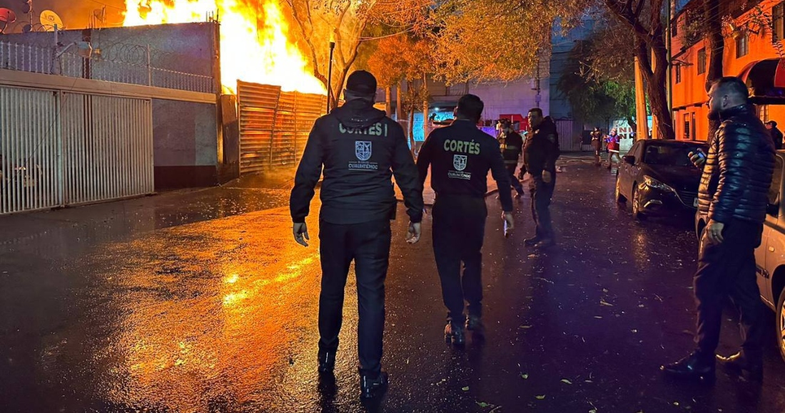 Durante la noche de este martes, personal de la Dirección General de Seguridad Ciudadana y Protección Civil de la Ciudad de México llegaron a la calle Carlos J. Meneses tras el reporte de un fuerte incendio en la colonia Buenavista, ubicada en la Alcaldía Cuauhtémoc.