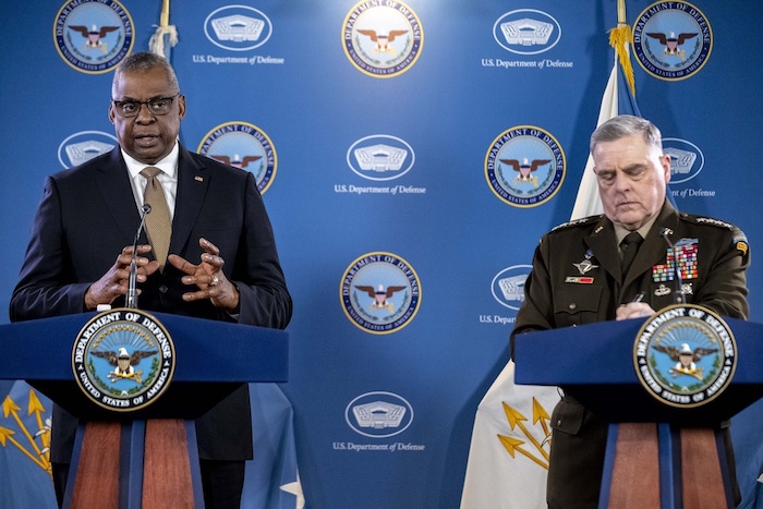 El Secretario de Defensa Lloyd Austin, a la izquierda, acompañado del Jefe del Estado Mayor Conjunto, general Mark Milley, habla durante una conferencia de prensa en el Pentágono, el miércoles 15 de marzo de 2023, en Washington.