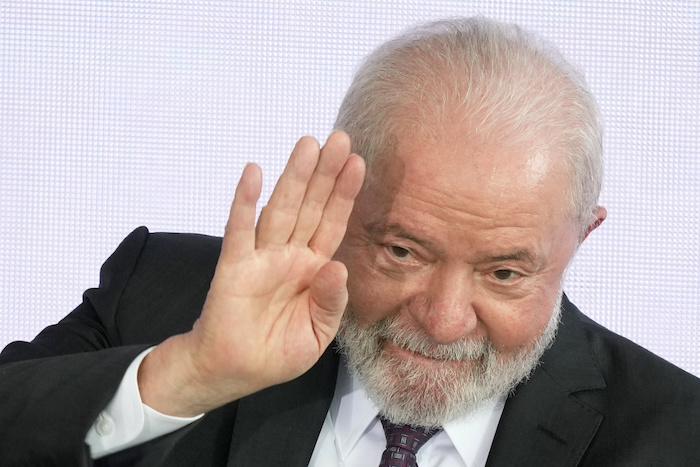 El Presidente de Brasil, Luiz Inácio Lula da Silva, saluda durante una ceremonia de relanzamiento del programa Bolsa Familia en el Palacio Planalto, en Brasilia, Brasil, el jueves 2 de marzo de 2023.